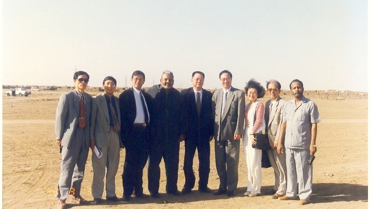 1998年合作双方领导在动工前的工厂土地上合影-001.jpg