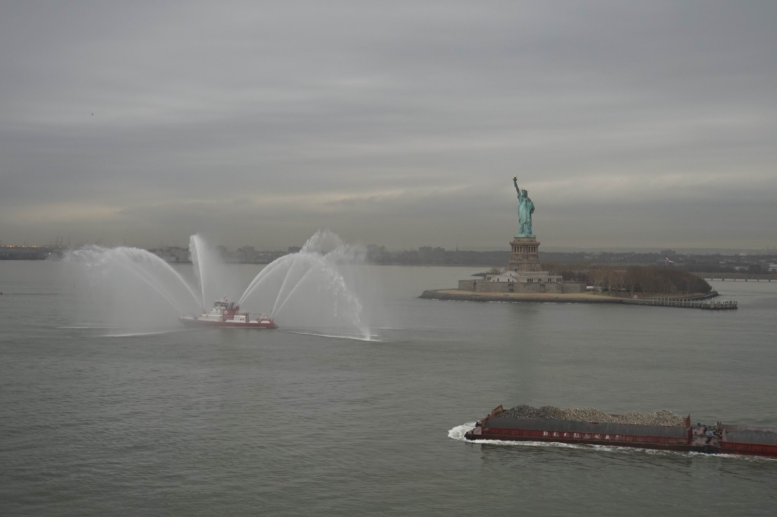 纽约港为迎接首个中国出发的环球邮轮，专门举行喷水欢迎仪式.jpg