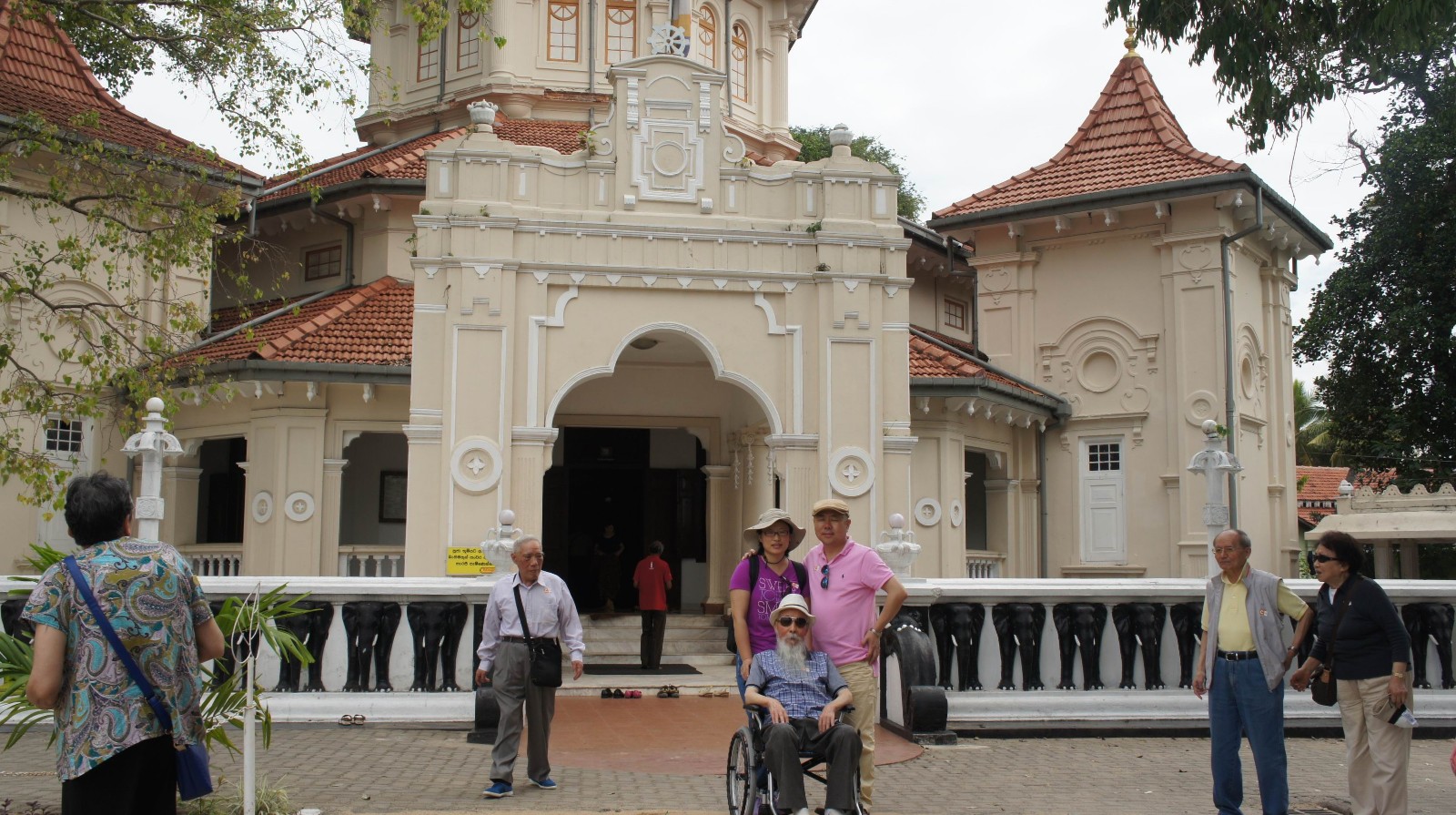 88岁的毕可鑫先生和儿子毕放世、儿媳韩晓晓在科伦坡游览.jpg