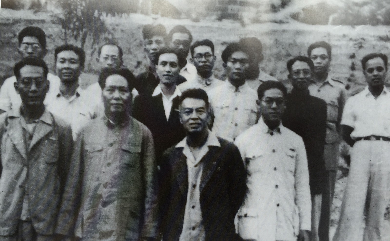 1944年参加中外记者西北参观团访问延安，受到毛泽东接见，合影留念，中排右第二人为赵超构.jpg