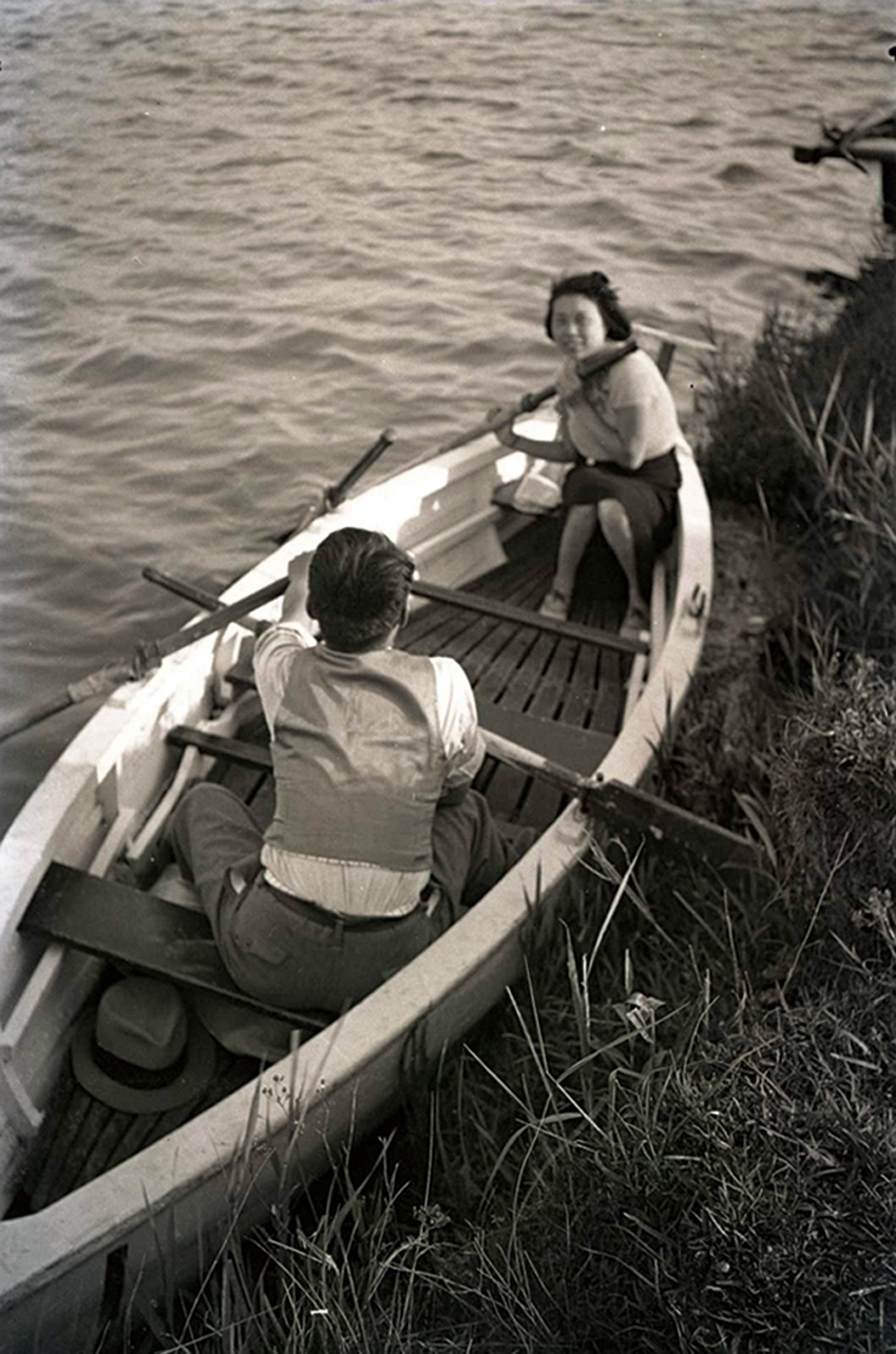 巴金与萧珊1937年5月摄于苏州青阳港.jpg