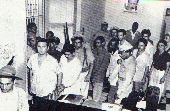 1953年8月1日，在古巴圣地亚哥警察局，菲德尔与其他攻打蒙卡达兵营的战友在一起.jpg
