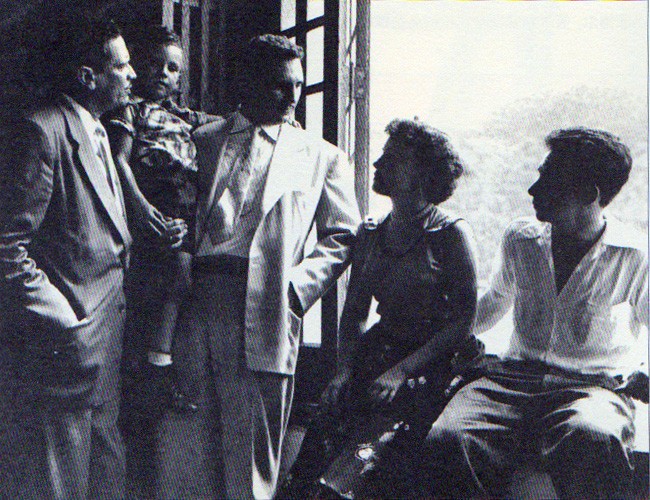 1954年7月3日，在松树岛监狱，菲德尔抱着小菲德尔。左边第一位是《波希米亚》周刊的一位记者，右边是米尔塔和劳尔。.jpg