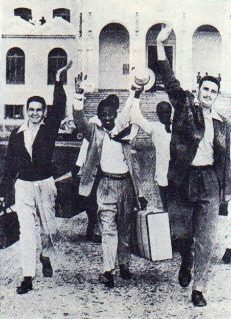 1955年5月15日，菲德尔被大赦释放，走出松树岛的莫德罗监狱。.jpg