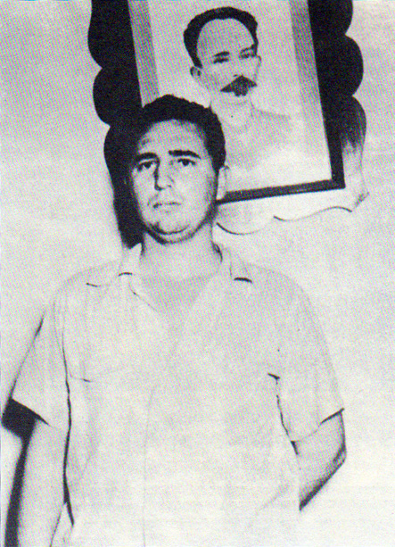 菲德尔在古巴圣地亚哥警察局，这张照片后来成为革命者斗争和受马蒂思想影响的象征。.jpg