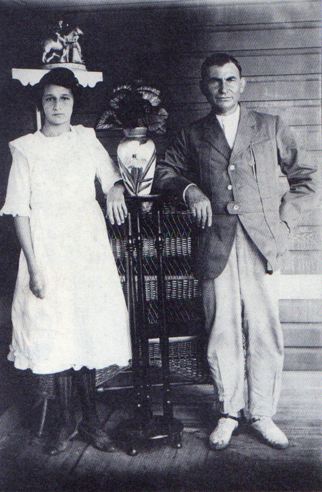 丽娜和安赫尔合影。照片背面有题词：“怀着亲切之情，将您忠诚朋友的照片送给您。安赫尔·卡斯特罗和丽娜，1925年7月8日，于古巴比兰”。.jpg