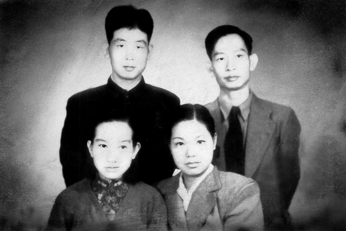 1959年秋，与来沪探亲的胞妹贾宜瑞寄丈夫张守敬合影.jpg