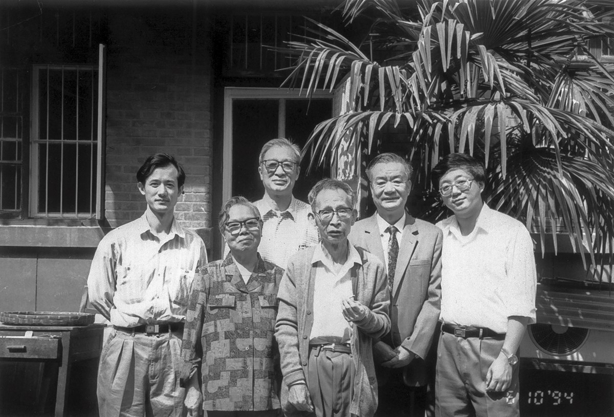 1994年10月，与学生在复旦大学第九宿舍前合影。前排左起：任敏、贾植芳。后排左起：李辉、范伯群、曾华鹏、陈思和.jpg