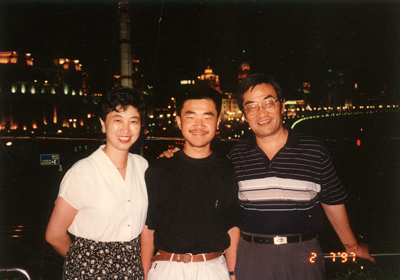 1999年高考录取后全家在上海外滩合影_副本.jpg