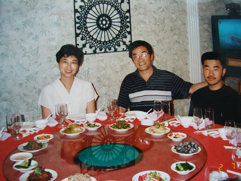 1999年夏，全家在上海庆贺杨鸿被上海名校录取_副本.jpg