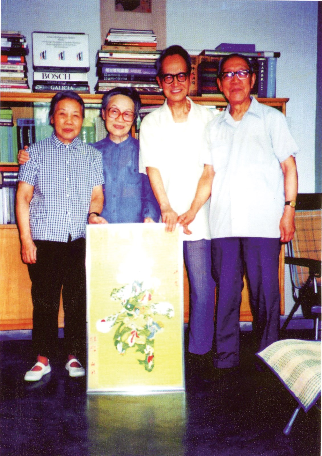 6，罗洪说，“这在钱锺书杨绛家里拍的，那年我和朱雯去北京。”哪一年呢？罗洪说，“反正是七十年代里的一年。”.jpg