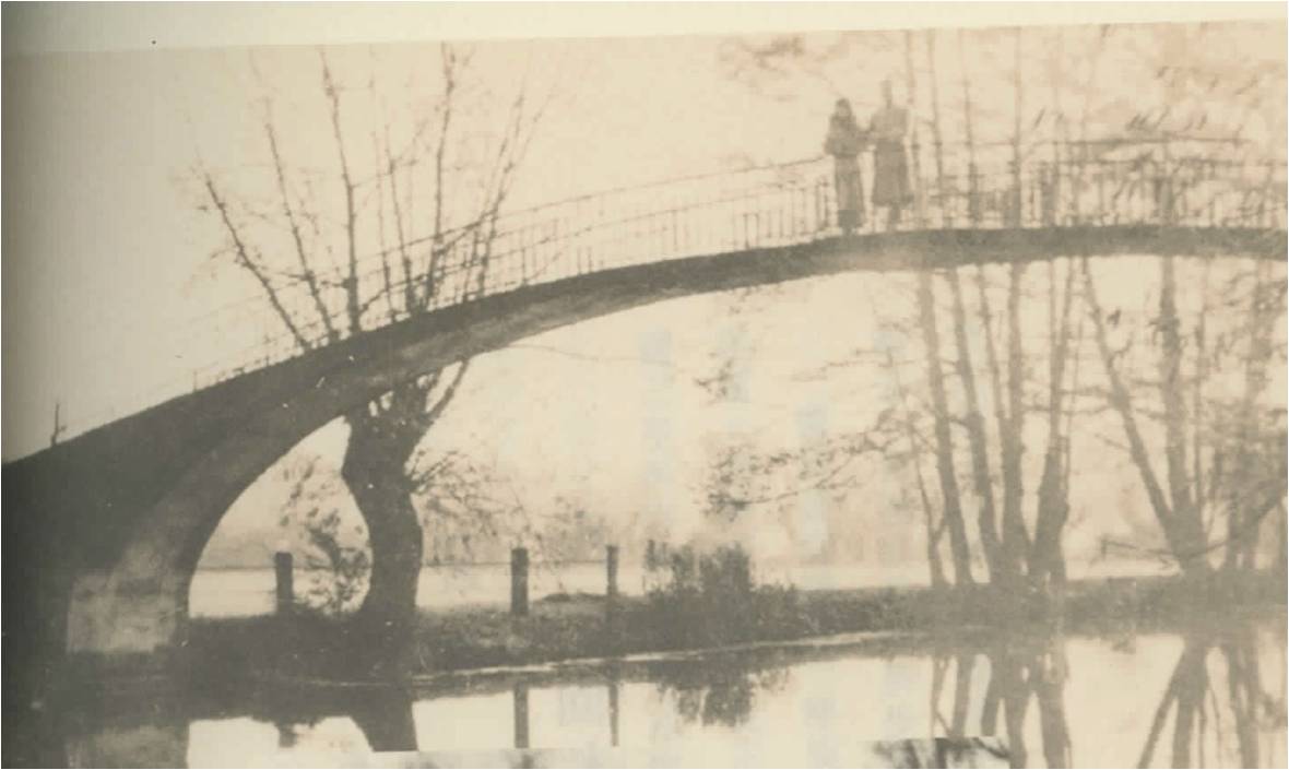 1936年冬，钱锺书杨绛夫妇在牛津大学公园的桥上和桥下。人民文学出版社供图.jpg