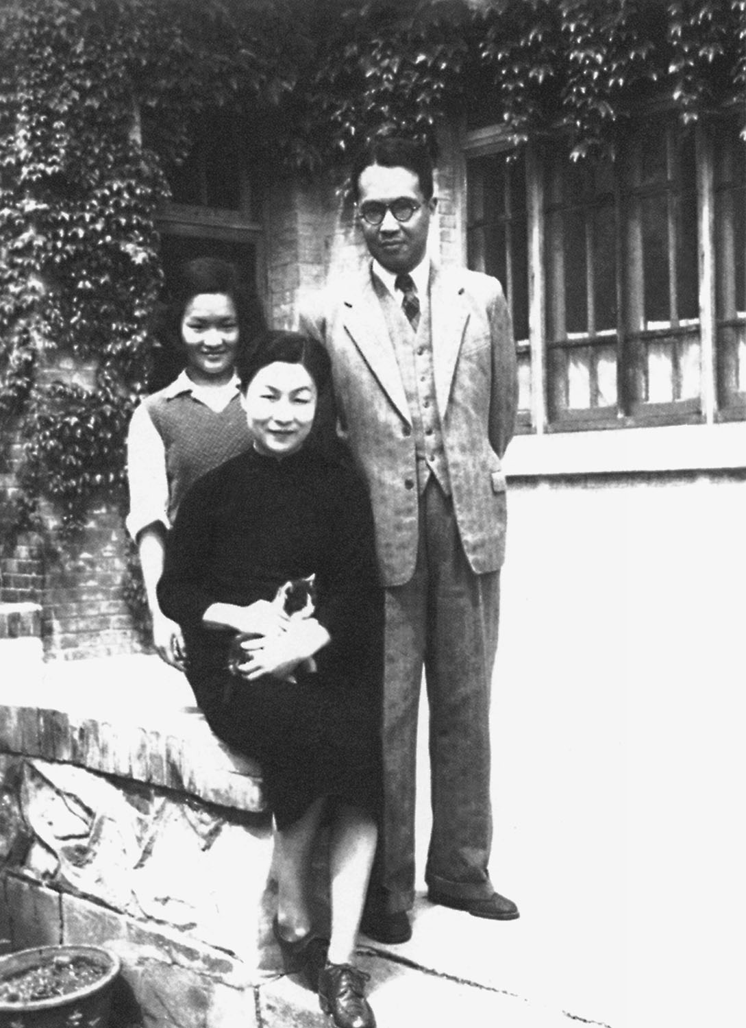 1950年，摄于清华大学新林院宿舍。那时，杨绛先生正在翻译《小癞子》。人民文学出版社供图.jpg