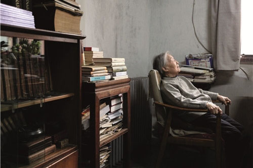 2012年1月，先生在家中读书间隙，靠着椅子小憩。人民文学出版社供图.jpg