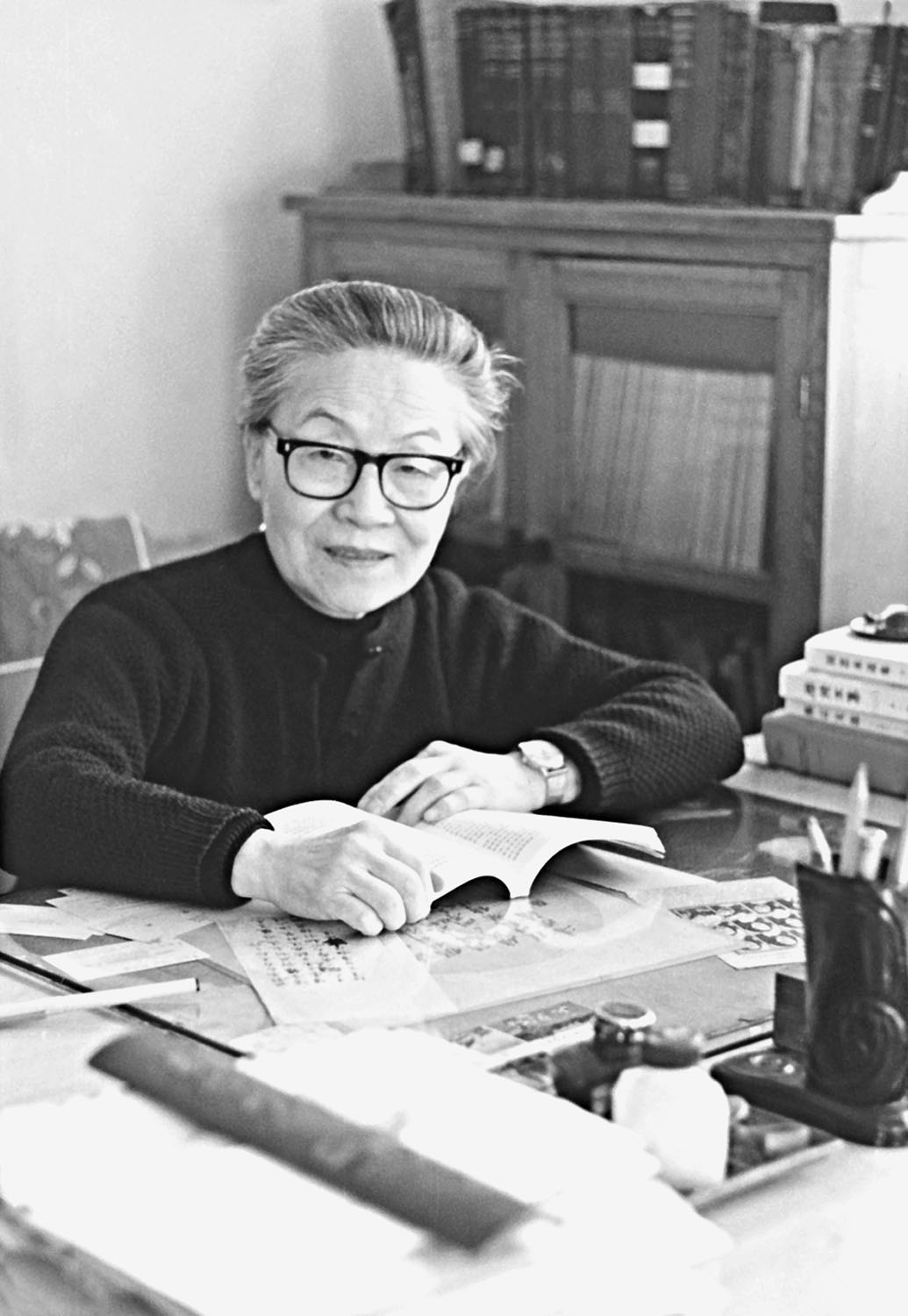 1980年，杨绛在家中读书。人民文学出版社供图.jpg