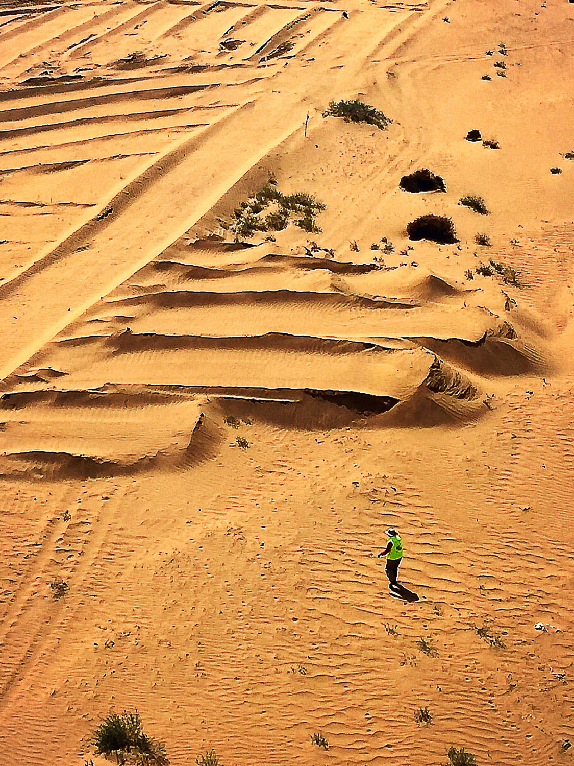 易解放独自行走在沙漠中.jpg
