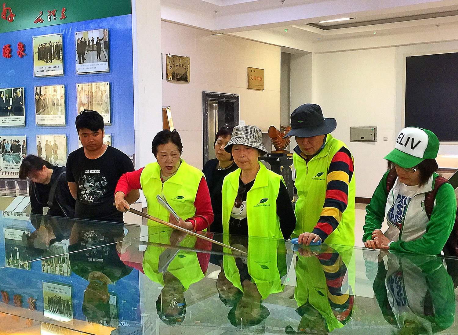 易解放为志愿者们讲解三盛公黄河枢纽大坝的情况.jpg