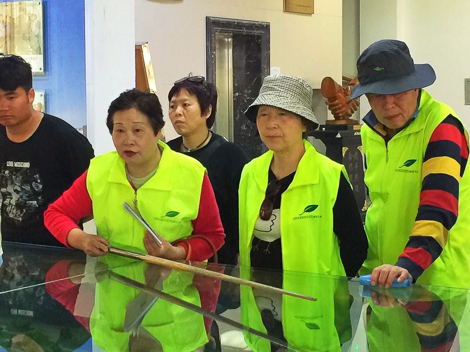 易解放带志愿者们参观三盛公黄河枢纽大坝并作讲解.jpg