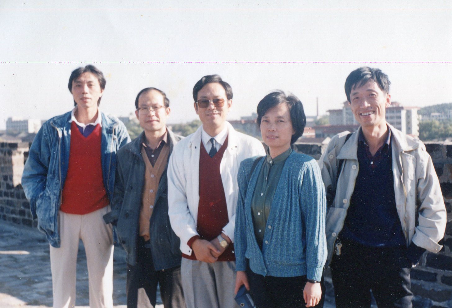 04-1988年春作者（右二）与报告文学作家罗达成、陈冠柏、麦天枢、江迅合影.jpg
