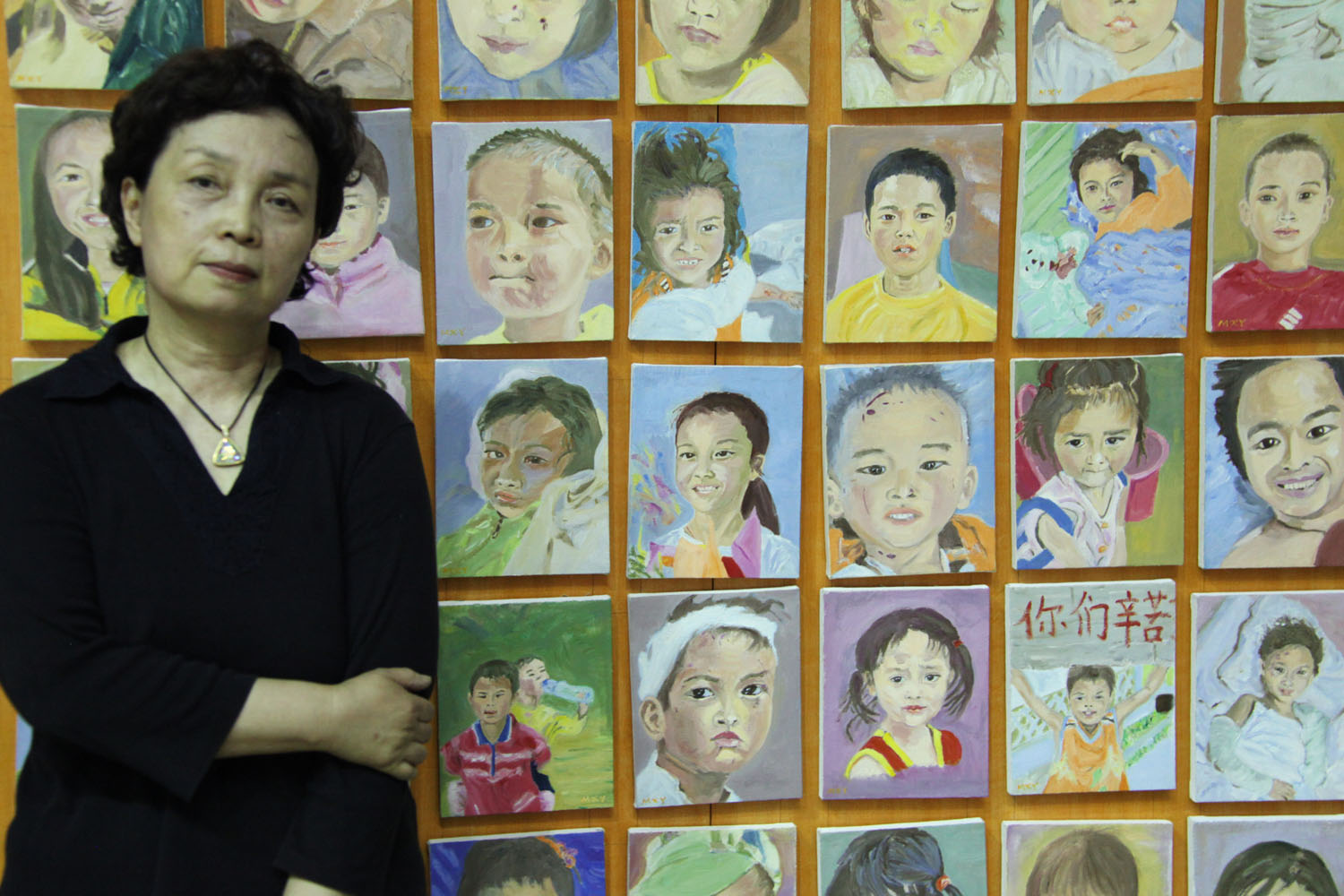 11-作者和她的巨型油画《汶川地震儿童档案》.JPG