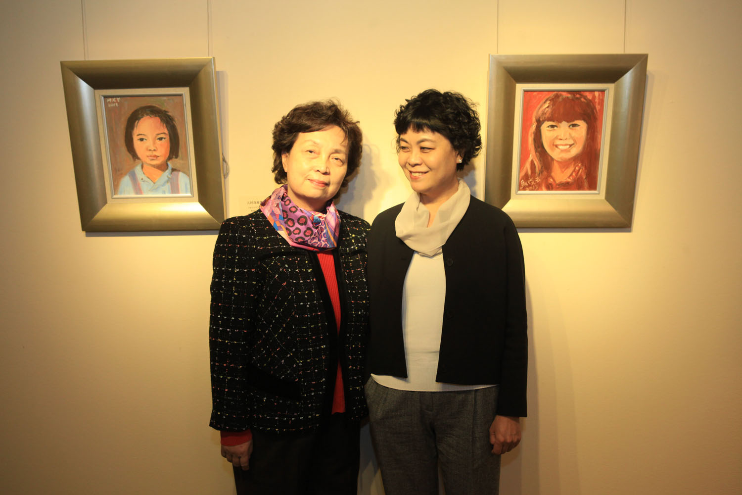 09-2015年10月中国作家协会主席铁凝在观赏作者画展时与其合影.JPG