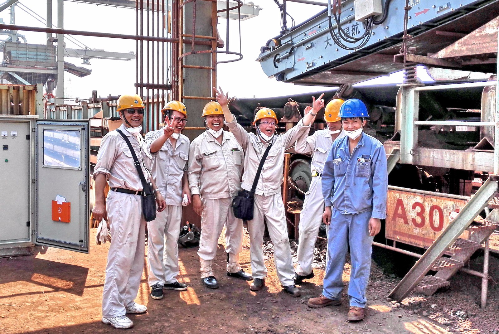 6  安装调试成功了国内最先进的铁矿石带式输送机防废钢杂铁的门禁系统。（孔利明左四）20150723_094633.jpg