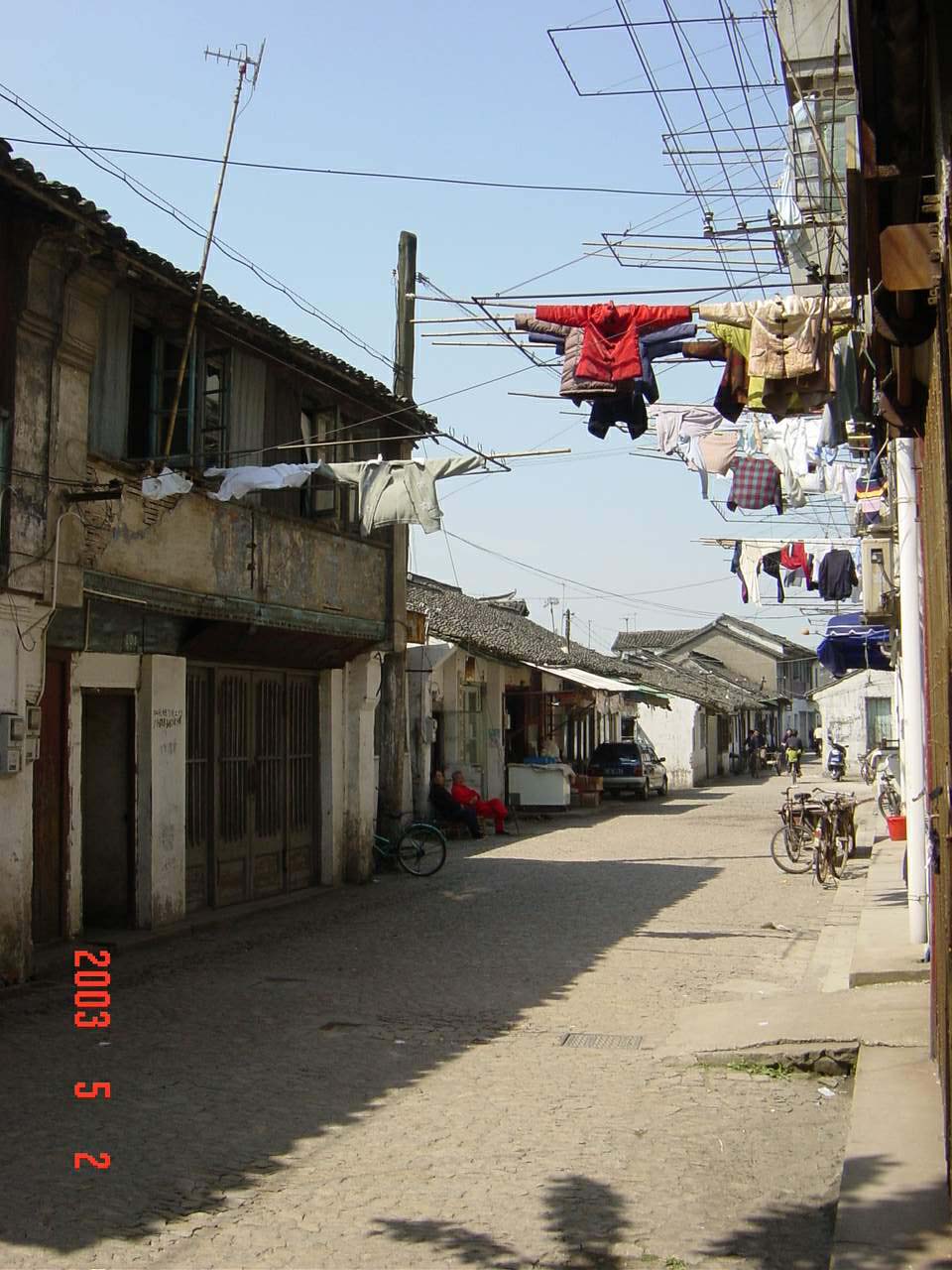 发《上海纪实》西大街照片1（2003年拍摄的西大街，熟悉，但无可挽回地破旧着，住户们其实很期待拆迁）龚静 摄.jpg