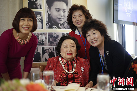 中国驻纽约总领事章启月（右一）出席陈香梅女士91岁寿辰图片展。.jpg