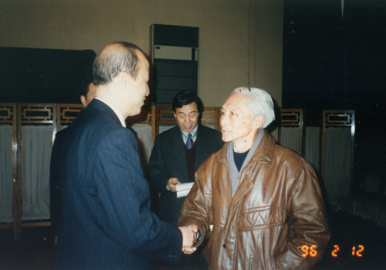 1996年春节，时任中共安徽省委书记卢荣景看望金定国（右）.jpg
