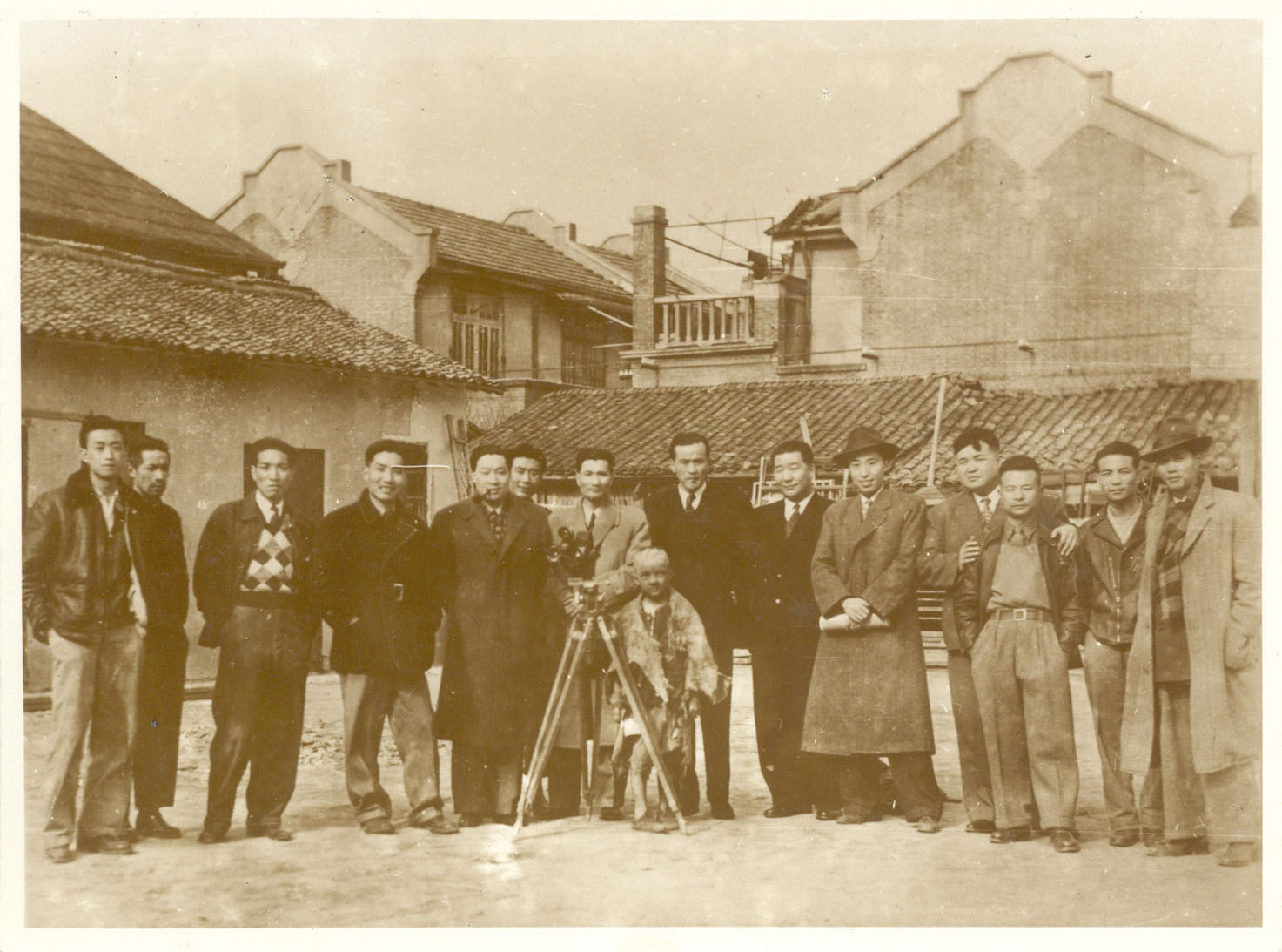 01电影《三毛流浪记》摄制组合影（左起第7人为张乐平，1949年4月）.jpg