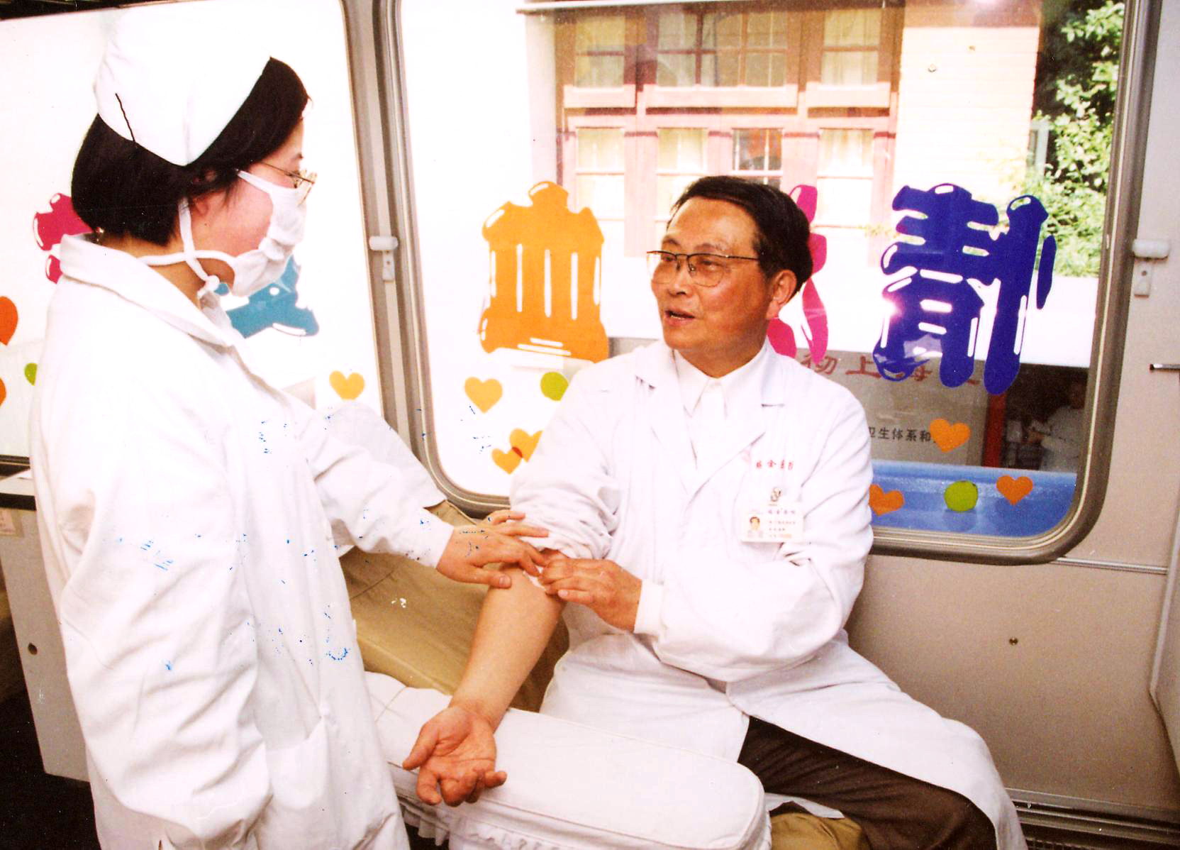 006：俞卓伟医生在献血车上参加义务献血.jpg