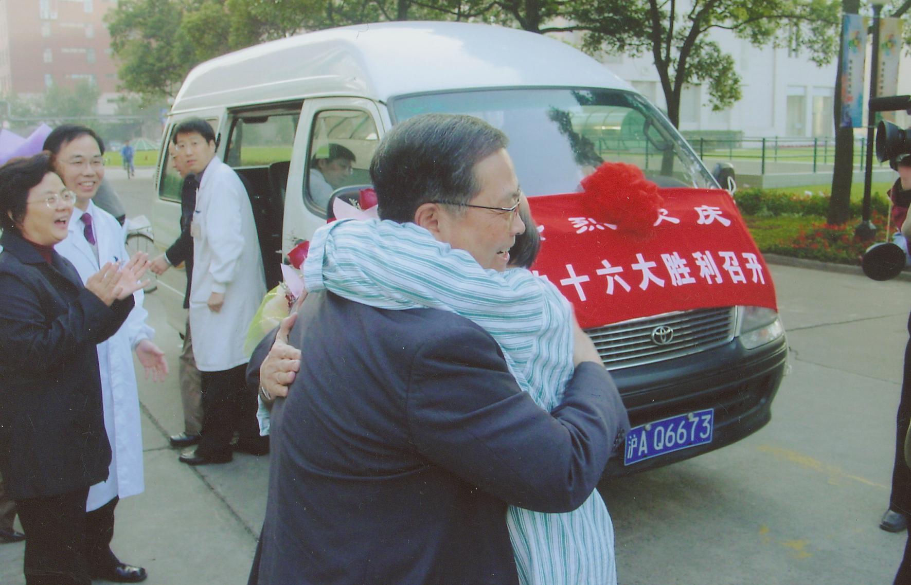 008：俞卓伟医生当选党的“十六大”代表，病人闻讯后与他相拥。.jpg