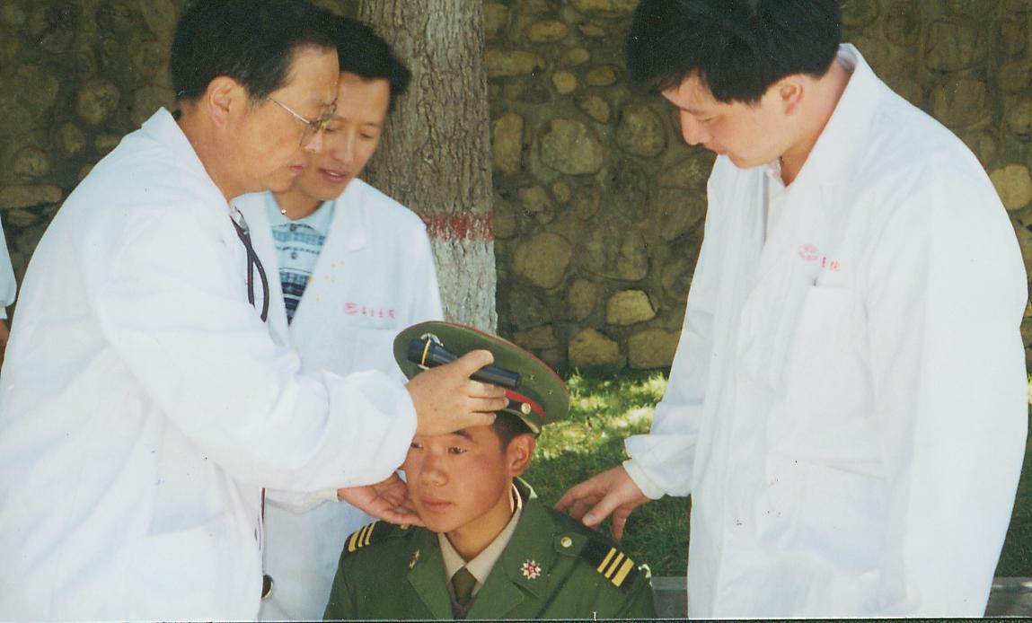 001：俞卓伟医生到新疆克孜勒苏自治州边境第一哨卡，为战士诊病。.jpg