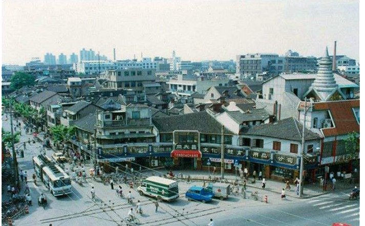 大自鸣钟西(最左边)有老虎天窗的房子(七十年化).jpg
