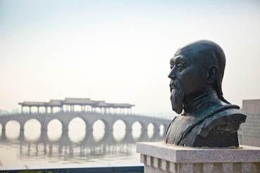 李公堤上的李超琼塑像（图片由苏州工业园区档案管理中心提供）.jpg