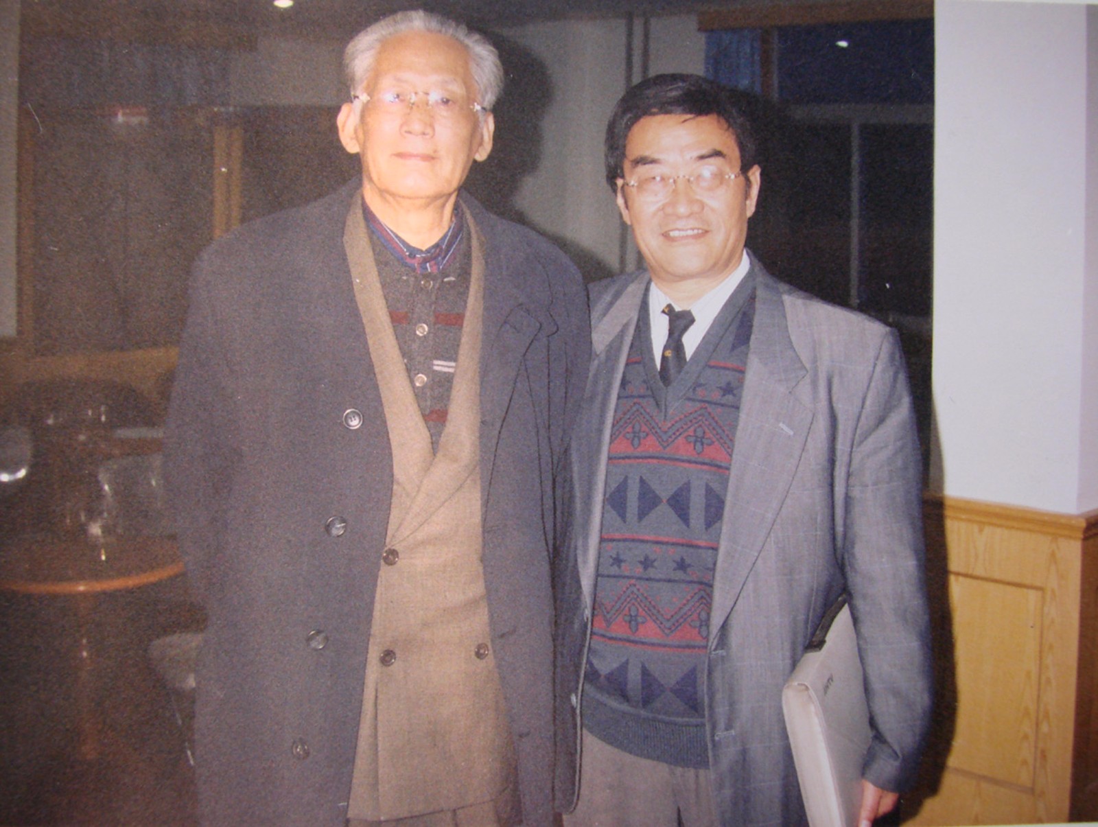 在中国作协会员代表选举会上（作者与鲁彦周（左），2001年11月合肥）.jpg