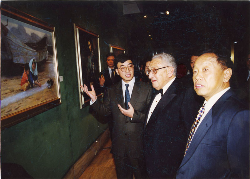 陈逸鸣99年在哈默画廊个展中基辛格博士与李肇星外长出席 -.jpg