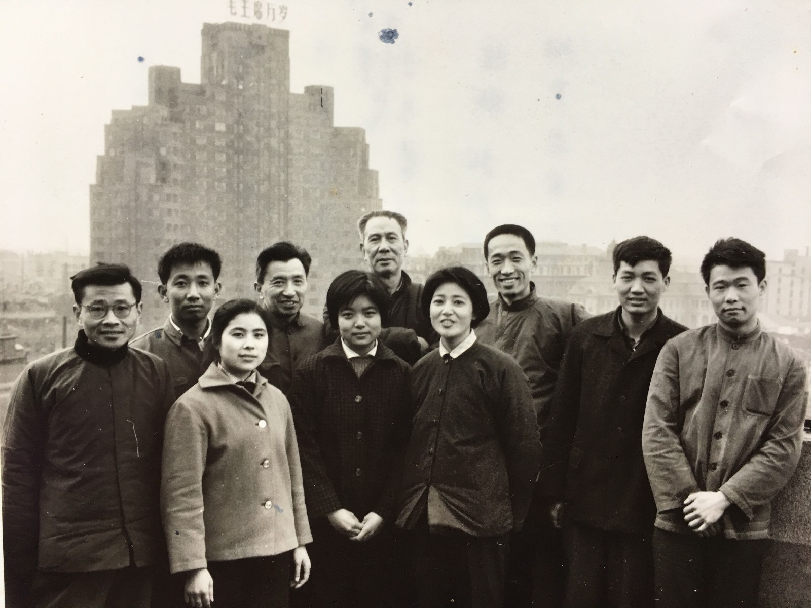 1975年，徐开垒与报社文艺部同事合影。后排左一徐伟敏、左三徐开垒、左四刘火子、左五罗达成.JPG
