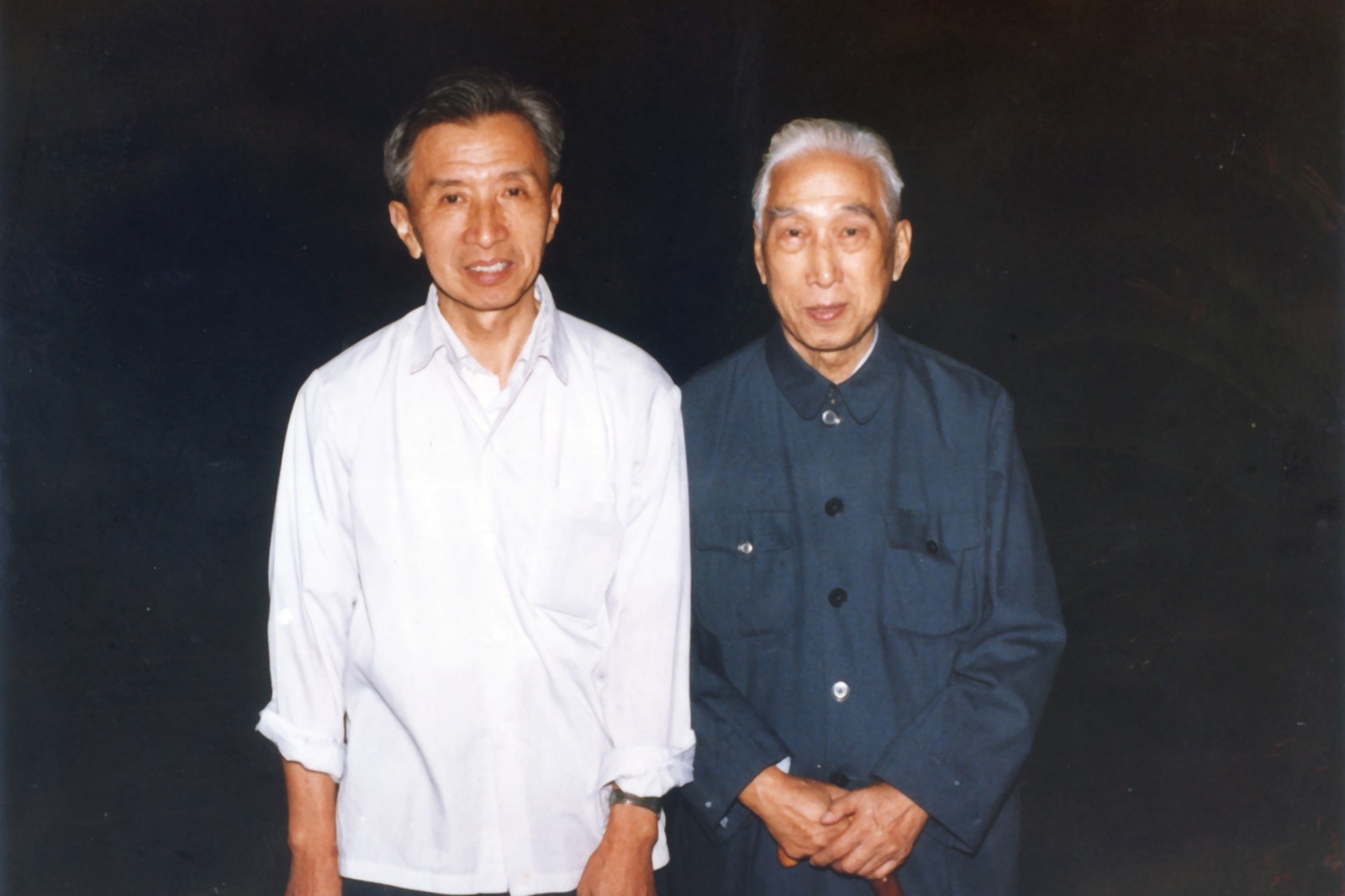 1985年9月，徐开垒在富春江参观郁达夫纪念馆后，游杭州，与柯灵合影.jpg