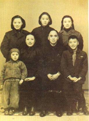 1950年代初，赵国屏（前排左一）入学之前的全家福。前排右二为其父亲赵祖康.jpg