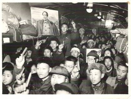 1969年1月9日晚，上海“卫焦战斗队”的伙伴们从上海坐火车赴安徽落户务农。居中者为赵国屏。此照当年陈列在上海某照相馆橱窗，赵祖康发现后说这是我儿子，照相馆便将照片给了他.jpg