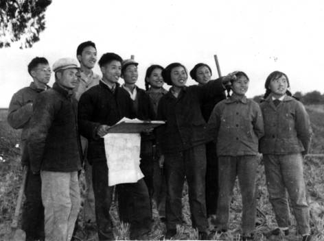 1974年，朱集知识青年与农民们一起规划农田基本建设。前排右三为俞自由，后排左二为赵国屏.jpg