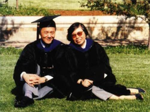 1993年夏，俞自由获得普度大学农经系博士学位，于1992年先行回国的赵国屏来普度大学参加俞自由的毕业典礼并接她回国。图为典礼后两人在学校草坪上合影.jpg