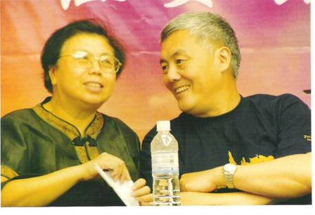 1999年，俞自由和赵国屏在知青下乡30周年演出筹备会议上.jpg