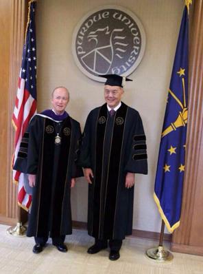 2014年，赵国屏被授予Purdue大学名誉博士，图为授勋前与校长合影.jpg