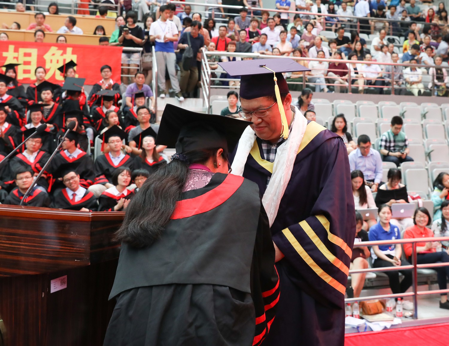 2017届研究生毕业典礼上，藏族学生献哈达.jpg