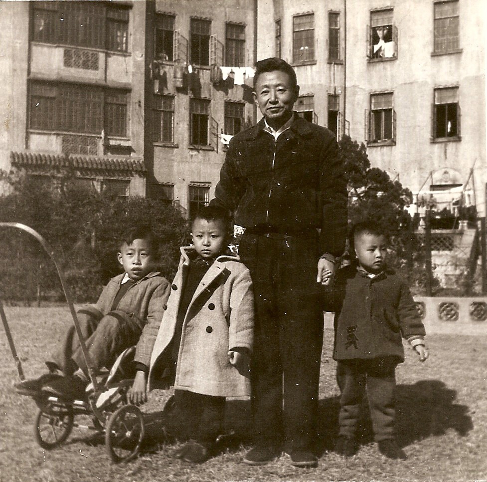4.文革前父亲以群与孩子们摄于枕流公寓.jpg