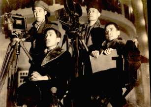 1934年拍摄《新女性》时留影，前排右为导演蔡楚生，左为孟君谋.jpg