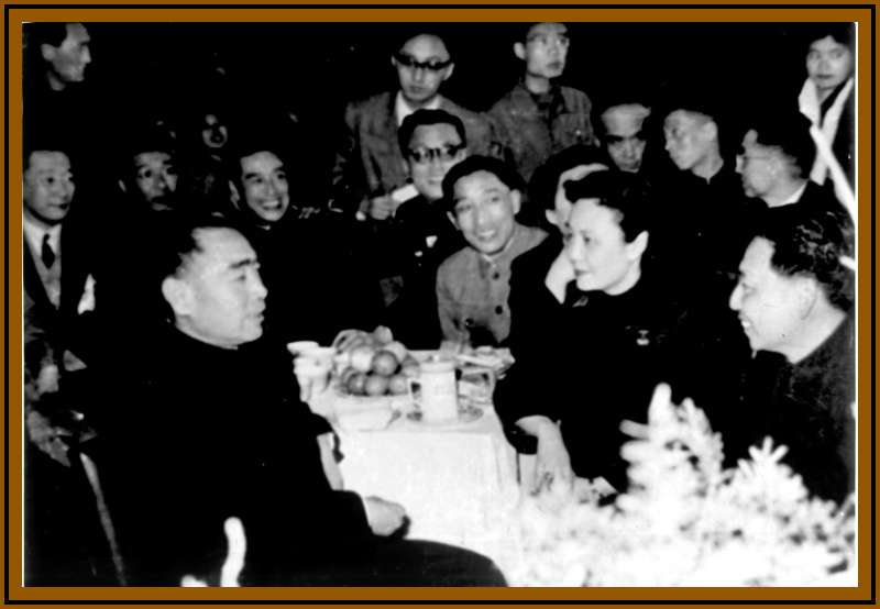 1957年周恩来总理与吴祖光、白杨、吴茵、孟君谋、张骏祥、金焰等亲切交谈.jpg