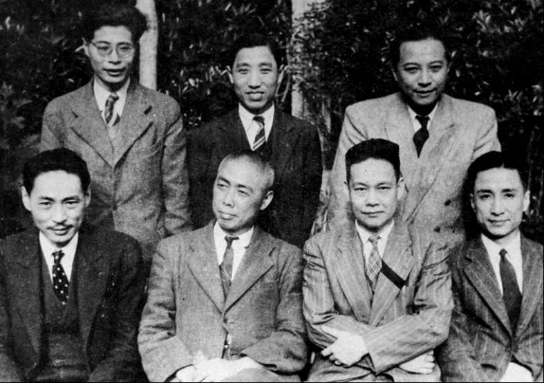 1946年3月，为栓举附逆影剧人，在一次会后与于伶、田汉、潘孑农、史东山、周信芳、蔡楚生的合影。.jpg